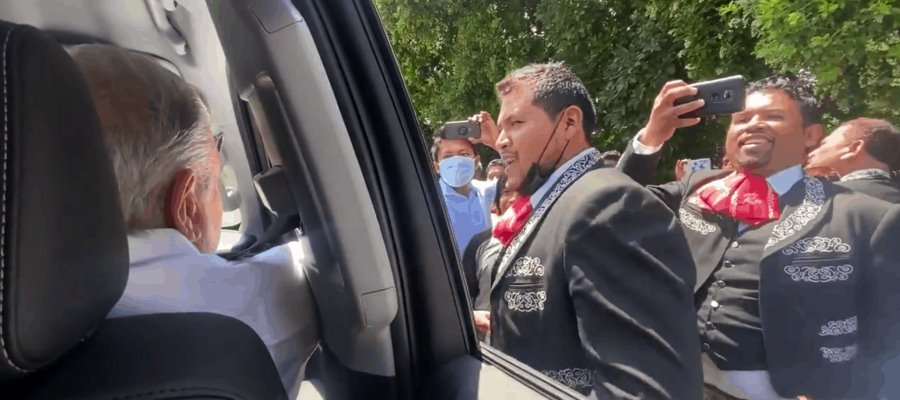 Le llevan serenata a AMLO durante su gira por Chiapas, tras ser retenido de nueva cuenta por la CNTE