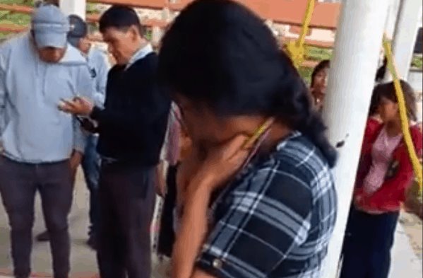 Amarran a mujer indígena de Chiapas, tras ser acusada de robo a adulto mayor Amarran a mujer indígena de Chiapas, tras ser acusada de robo a adulto mayor