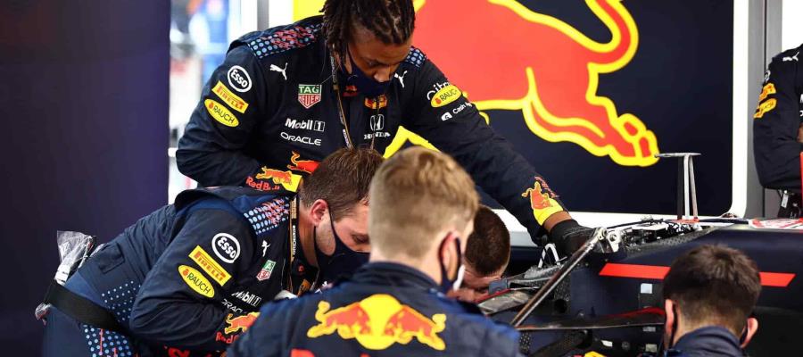 “Checo” Pérez reconoce a sus ingenieros por recuperar su Red Bull