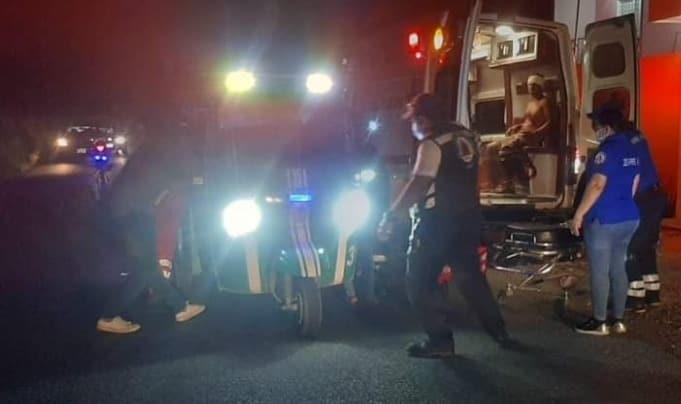 Motociclistas se accidentan tras explotar llanta de su unidad… en Comalcalco Motociclistas se accidentan tras explotar llanta de su unidad… en Comalcalco