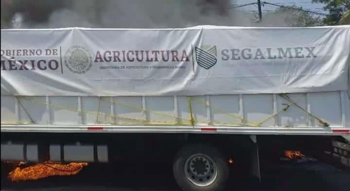Se quema camión de SEGALMEX cargado de maíz en la Macuspana-Villahermosa