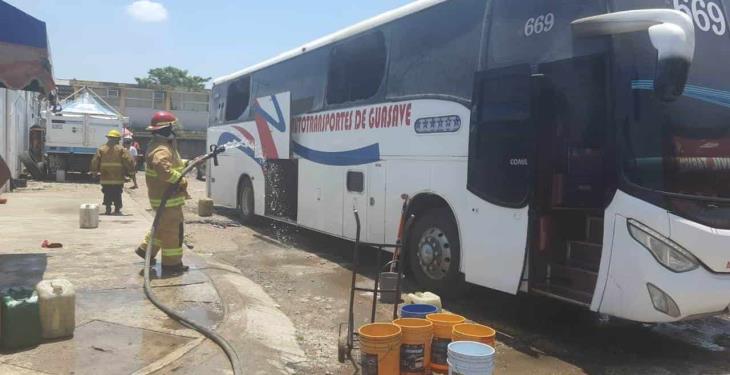 Camión presenta fallas y se incendia en estacionamiento de Cardesa