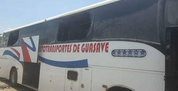 Camión presenta fallas y se incendia en estacionamiento de Cardesa