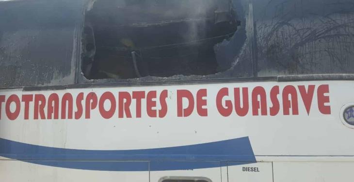 Camión presenta fallas y se incendia en estacionamiento de Cardesa