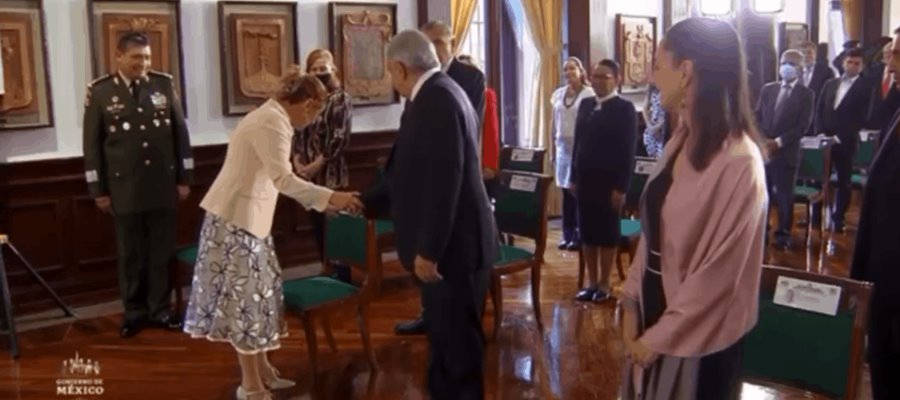 Beatriz Gutiérrez Müller sufre momento incómodo en ceremonia del Tercer Informe de Gobierno