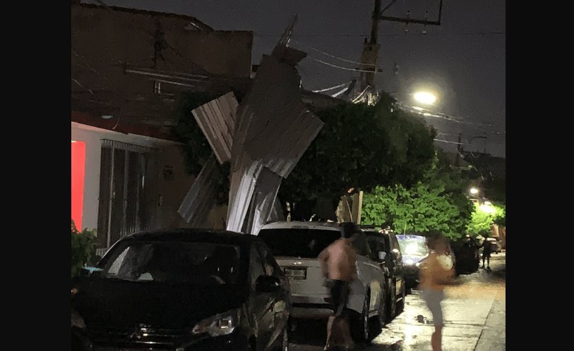 Azota tormenta con vientos fuertes al municipio de Centro y causa daños