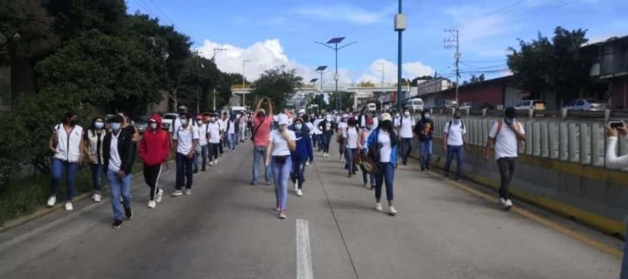 Bloquean normalistas de Guerrero autopista del Sol en Chilpancingo
