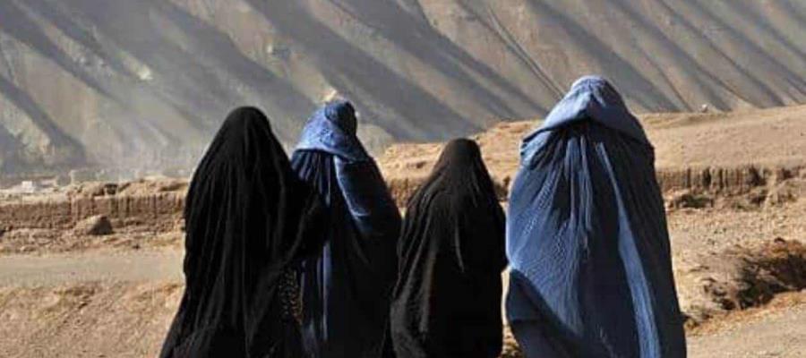 Con gases lacrimógenos y disparos al aire, talibanes dispersan protesta de mujeres afganas Con gases lacrimógenos y disparos al aire, talibanes dispersan protesta de mujeres afganas