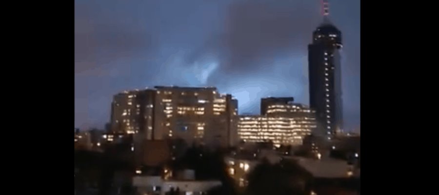 Luces azules iluminan el cielo de la CDMX durante el sismo