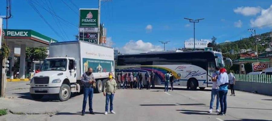 Encapuchados bloquean autopista del Sol para exigir resultados en investigación de los desaparecidos de Ayotzinapa Encapuchados bloquean autopista del Sol para exigir resultados en investigación de los desaparecidos de Ayotzinapa