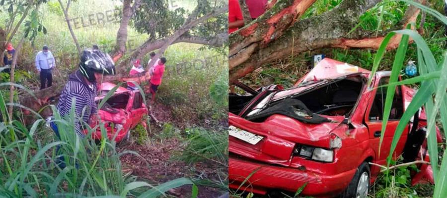 Un muerto y un herido deja choque de vehículo contra árbol