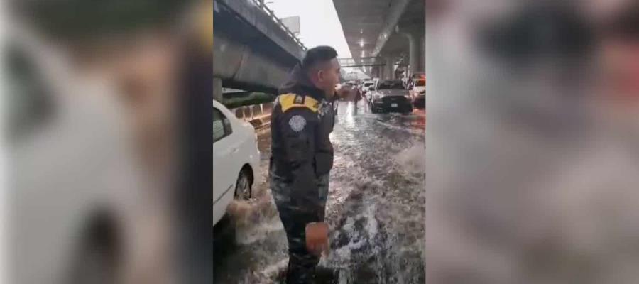 Tránsito de la CDMX se mete a charco para agilizar circulación, “soy policía y ayudo a la gente” dice