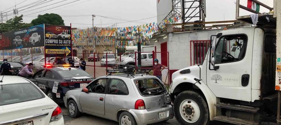 Carambola en Periférico deja solo daños materiales Carambola en Periférico deja solo daños materiales