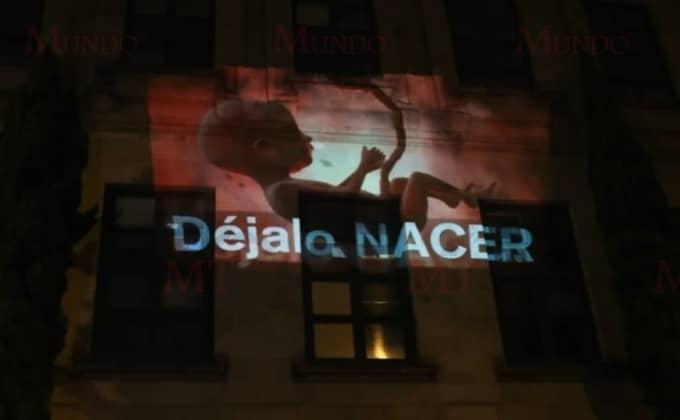 Proyectan feto en edificio de la Corte durante protesta de grupo pro vida en contra de la despenalización del aborto Proyectan feto en edificio de la Corte durante protesta de grupo pro vida en contra de la despenalización del aborto