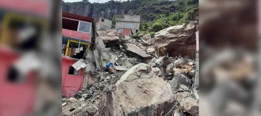 Se desgaja Cerro del Chiquihuite y sepulta varias viviendas en Tlalnepantla