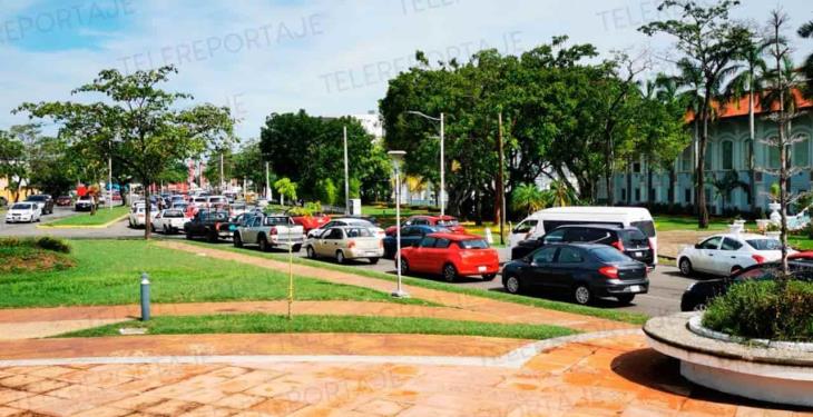Tras hacer fila todo el día, cientos se quedan sin ser vacunados, en primer día de atención a rezagados en Centro
