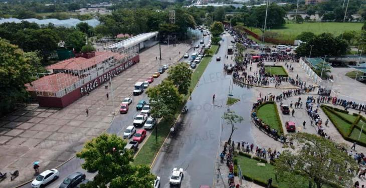 Tras hacer fila todo el día, cientos se quedan sin ser vacunados, en primer día de atención a rezagados en Centro