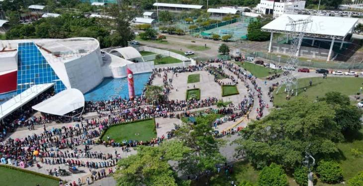 Tras hacer fila todo el día, cientos se quedan sin ser vacunados, en primer día de atención a rezagados en Centro