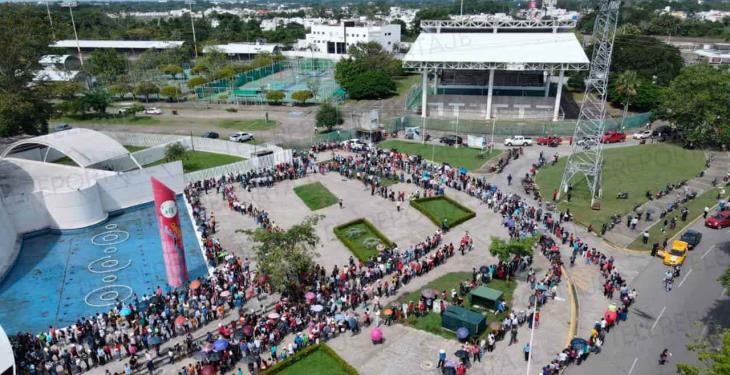 Tras hacer fila todo el día, cientos se quedan sin ser vacunados, en primer día de atención a rezagados en Centro