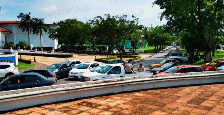 Tras hacer fila todo el día, cientos se quedan sin ser vacunados, en primer día de atención a rezagados en Centro
