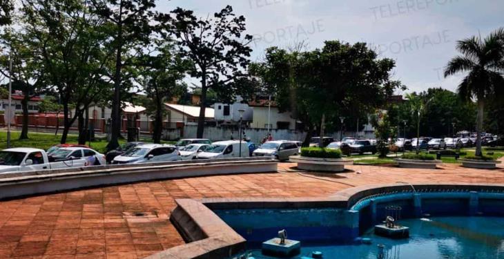 Tras hacer fila todo el día, cientos se quedan sin ser vacunados, en primer día de atención a rezagados en Centro