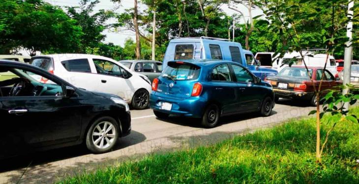 Tras hacer fila todo el día, cientos se quedan sin ser vacunados, en primer día de atención a rezagados en Centro