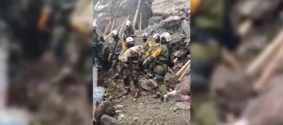 Rescatan a un perro que se encontraba sepultado entre los escombros