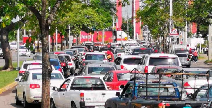 Tras hacer fila todo el día, cientos se quedan sin ser vacunados, en primer día de atención a rezagados en Centro