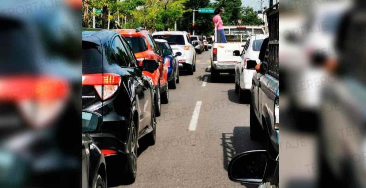 Tras hacer fila todo el día, cientos se quedan sin ser vacunados, en primer día de atención a rezagados en Centro