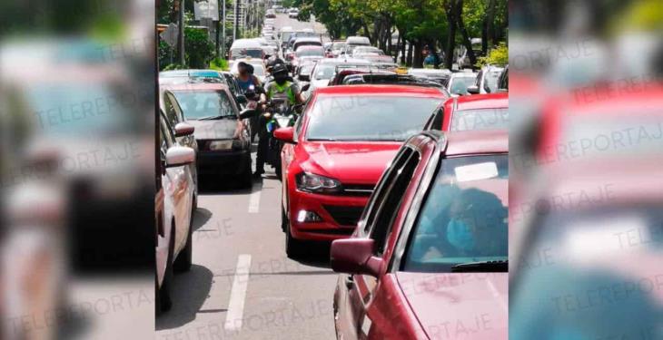 Tras hacer fila todo el día, cientos se quedan sin ser vacunados, en primer día de atención a rezagados en Centro