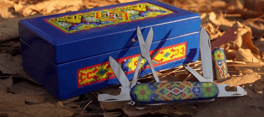 Exhiben navajas suizas con diseño muy mexicano