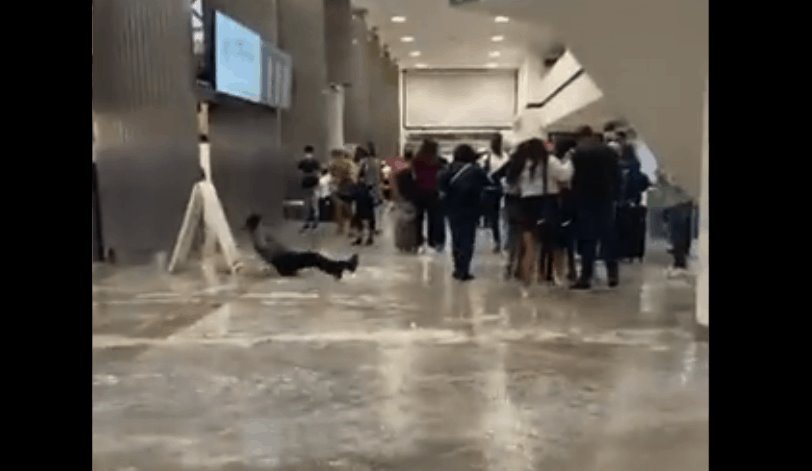 Lluvias provocan inundaciones al interior del aeropuerto de la CDMX Lluvias provocan inundaciones al interior del aeropuerto de la CDMX