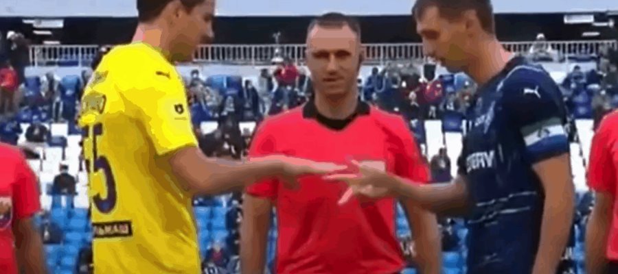 Se viraliza árbitro que resuelve inicio de un partido con duelo de piedra, papel o tijera