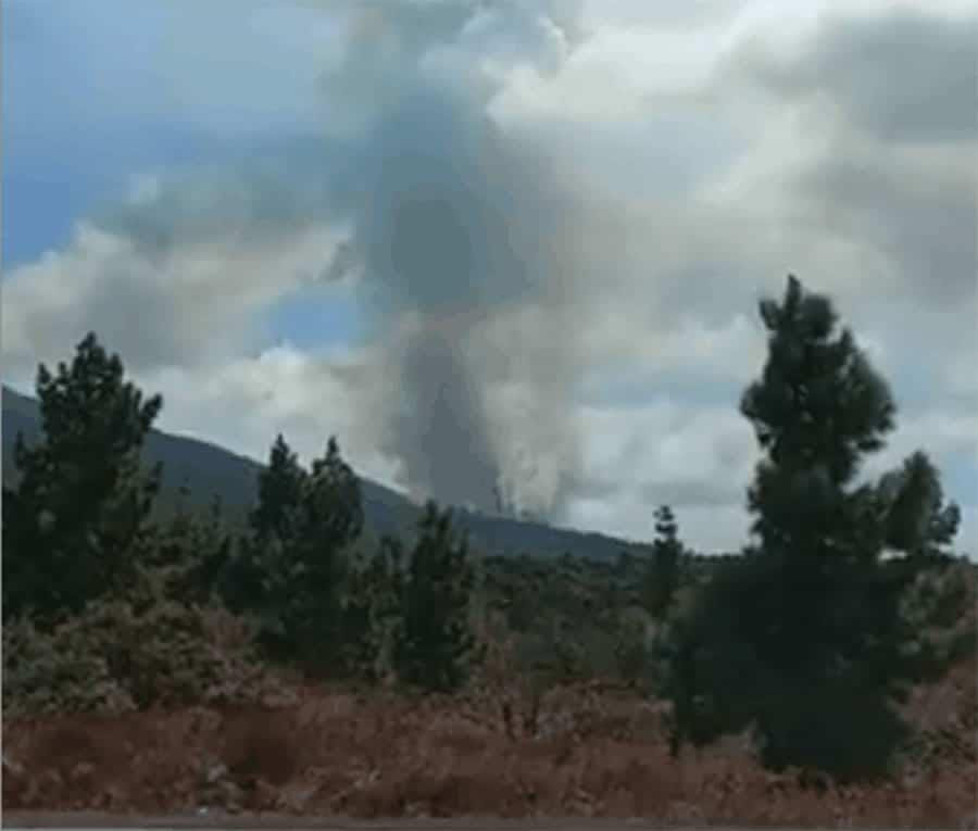 Hace erupción volcán en Islas Canarias; evacúan a más de mil habitantes Hace erupción volcán en Islas Canarias; evacúan a más de mil habitantes