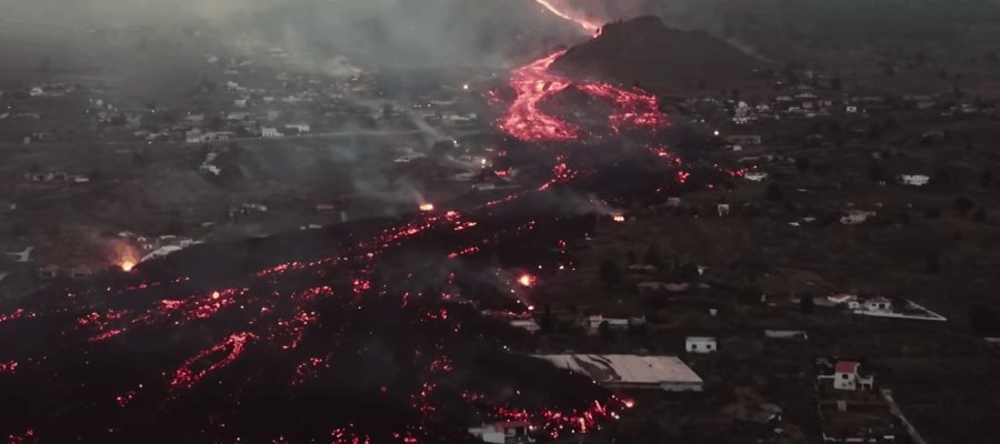 Lava del volcán de La Palma, España, se traga casas a su paso Lava del volcán de La Palma, España, se traga casas a su paso