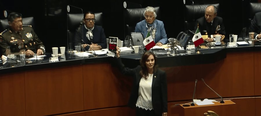 Lilly Téllez regala “El Padrino” a Icela Rodríguez y acusa al gobierno de AMLO de colusión con el crimen organizado