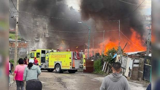 Ocho viviendas y dos vehículos calcinados deja fuerte incendio en Morelia, Michoacán