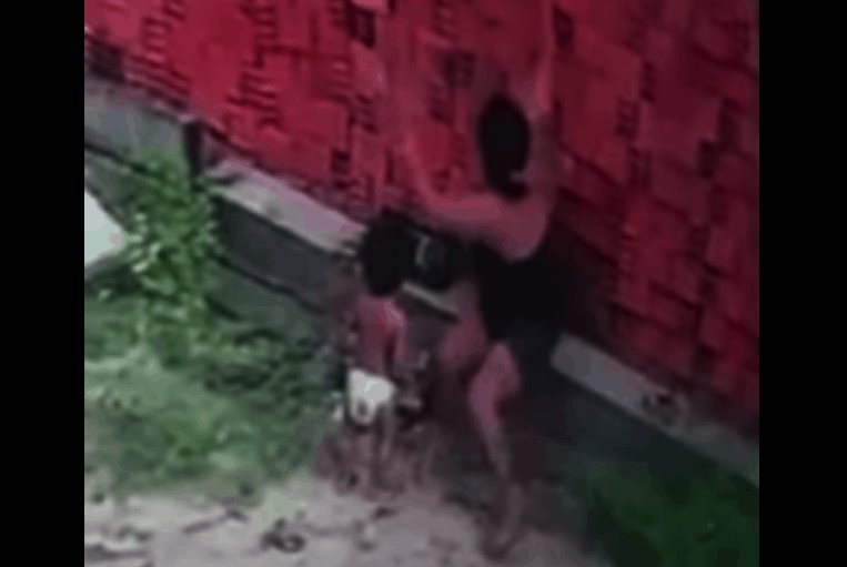 “Súper mamá” salva a su hijo de ser aplastado en Brasil por un muro