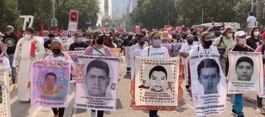 Marchan padres de los 43 de Ayotzinapa en la CDMX; a 7 años continúan exigiendo justicia Marchan padres de los 43 de Ayotzinapa en la CDMX; a 7 años continúan exigiendo justicia