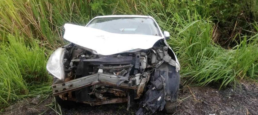 Auto se sale de la carretera Macuspana-Villahermosa