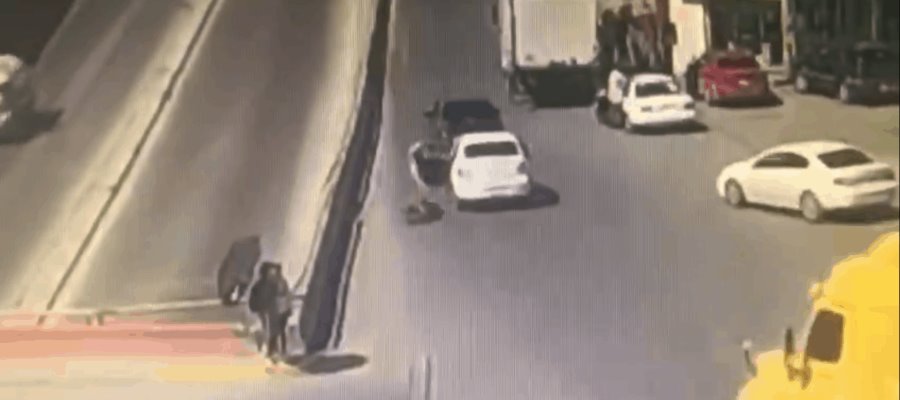Mujer se avienta de auto en movimiento para escapar de sus secuestradores… en Chihuahua Mujer se avienta de auto en movimiento para escapar de sus secuestradores… en Chihuahua