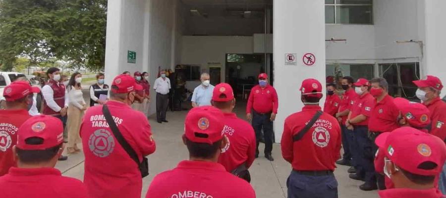 Reciben bomberos acusados de robo una disculpa por parte de Protección Civil… y despensas