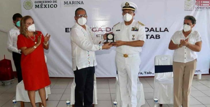 Entrega Cobatab medalla al mérito “Benito Juárez” a la SEMAR, por su apoyo en la pandemia y desastres naturales