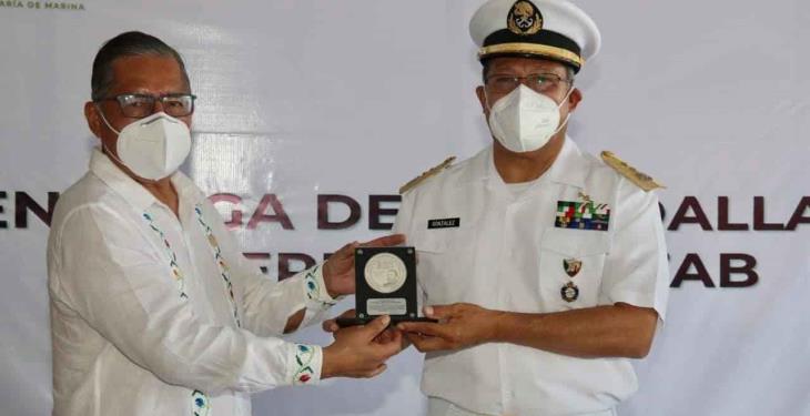 Entrega Cobatab medalla al mérito “Benito Juárez” a la SEMAR, por su apoyo en la pandemia y desastres naturales