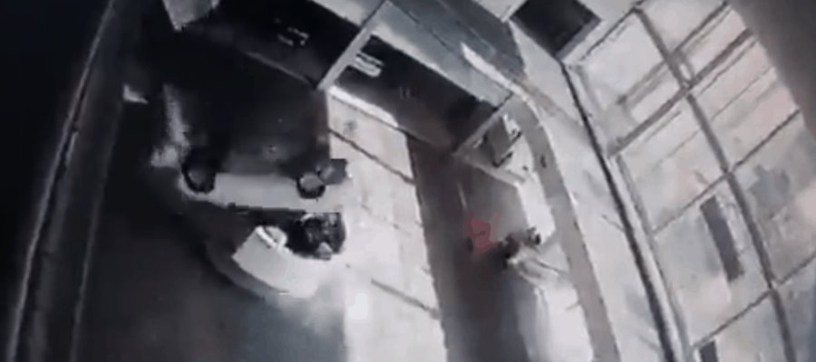 Auto cae desde segundo piso sobre dos empleadas en Brasil