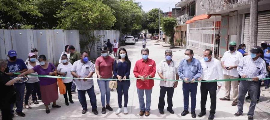 Entrega Evaristo Hernández obras de drenaje sanitario y pluvial en Indeco