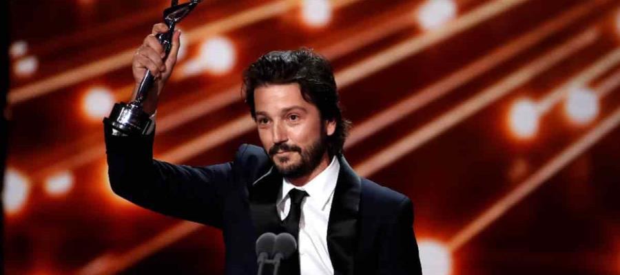 Recibe Diego Luna el Premio Platino de Honor 2021 por su trayectoria en cine