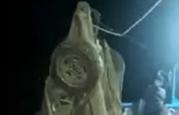 Barco “pesca” un auto en medio del mar… en Mazatlán