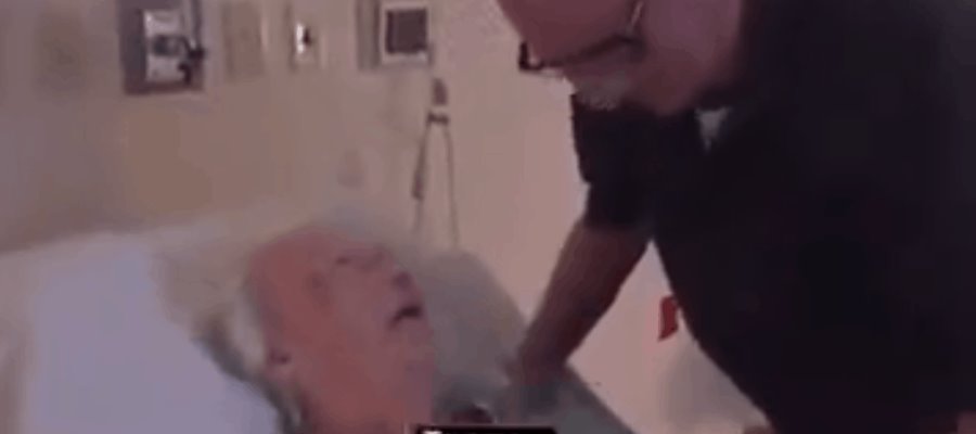 “Un millón de veces y más, te amo”, expresa adulto mayor a su esposa antes de que ella falleciera