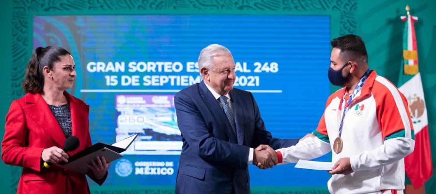 Entrega AMLO premio económico a deportistas mexicanos que participaron en Tokio 2020